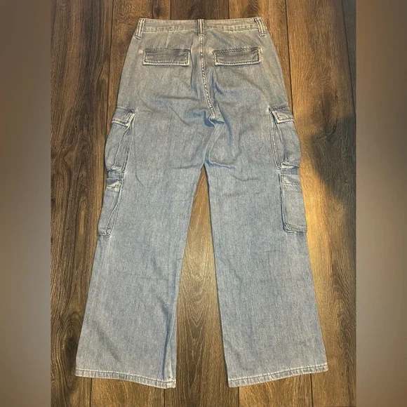 GUESS Cargo Jeans 29x30 – Light Wash Denim, Multi-Pocket, Zipper Detail - Picture 4 of 13